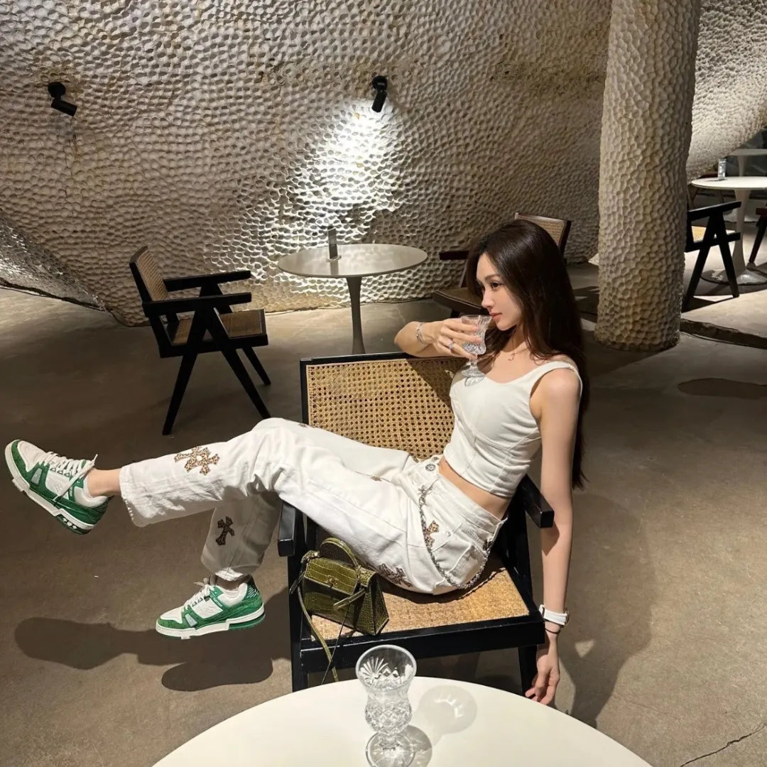 CH Cross Patch Jeans - CH0110 - Image 12